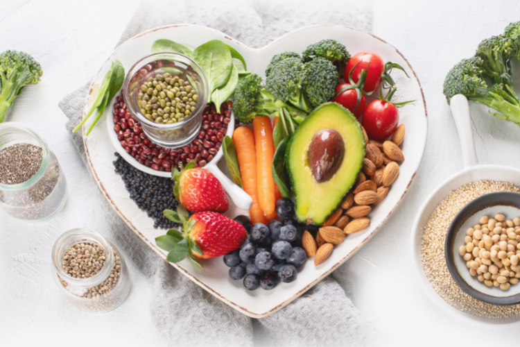 1 heart-shaped plate with vegetables, nuts and pulses