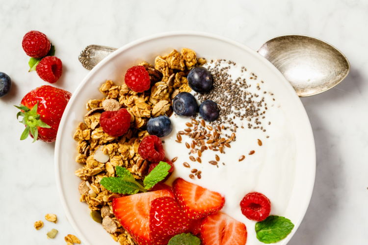 hidden sugars 2 bowl with yoghurt, granola and berries