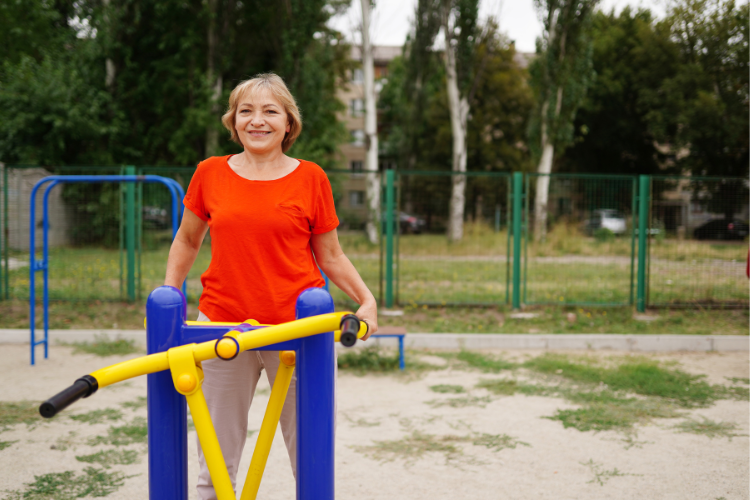 03 woman in a Park gym using the exercise equipment