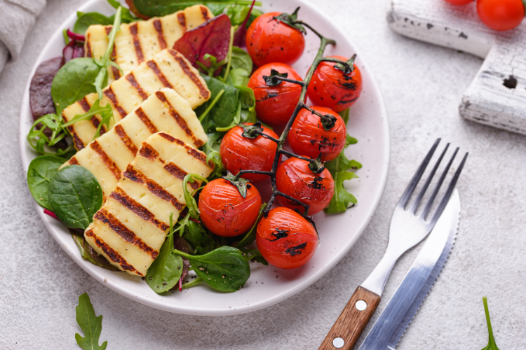 03 a plate with salad and grilled halloumi