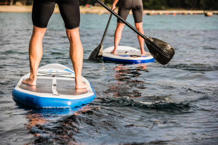 02 paddleboarders-on-a-lake