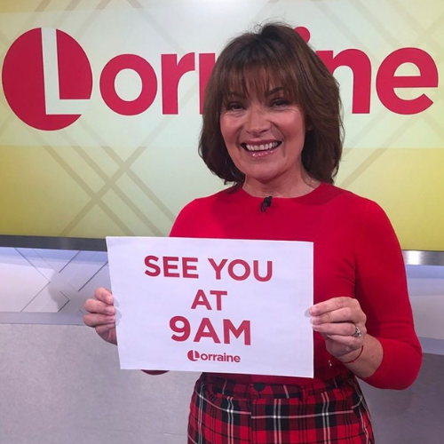 Untitled design (41) Lorraine Kelly holding a sign that says 'See you at 9am'